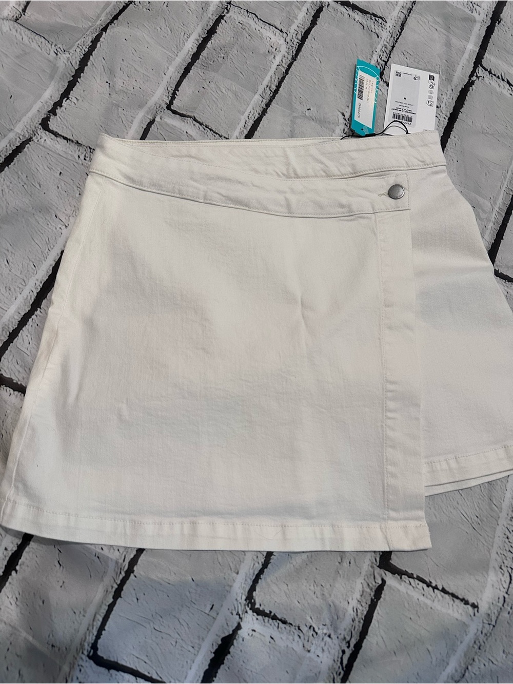 Vero Moda White Wrap Skirt with Snap Detail Size Medium